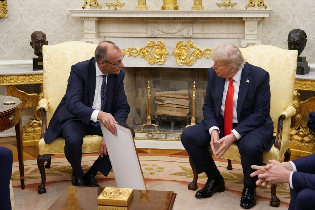 Merz regala al Trump el certificado de nacimiento de su abuelo, Frederick Trump