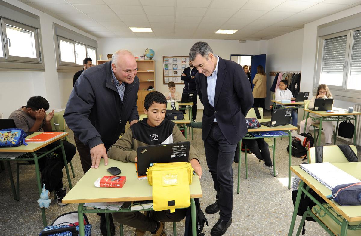 El conselleiro de Educación, Román Rodríguez, visitó las obras del colegio en octubre.