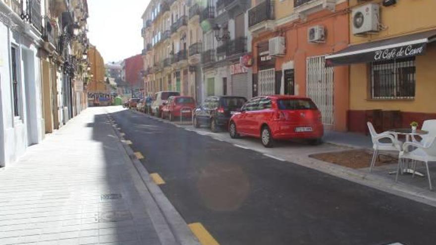 La calle Turia, con una acera más amplia tras las obras.