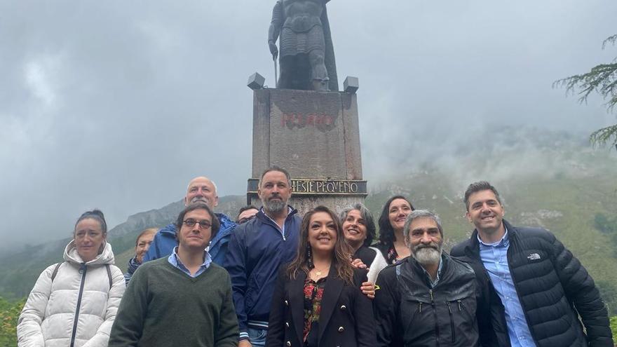 Integrantes de la candidatura de Vox, con Santiago Abascal; la candidata regional, Carolina López, y el diputado nacional  José María Figaredo.