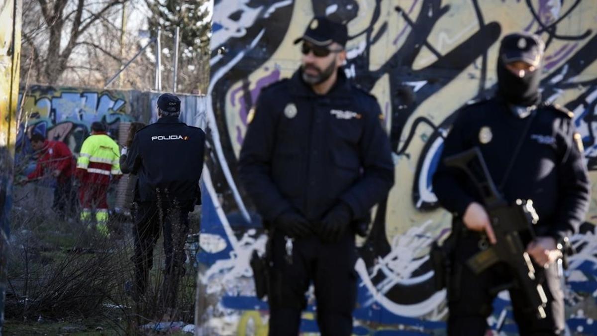 Agentes de la Policía montan guardia en las inmediaciones de la cabaña que utilizaban los dos presuntos yihadistas detenidos este miércoles.