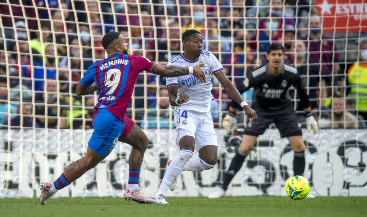 Memphis y Alaba pelean un balón ante la mirada de Courtois