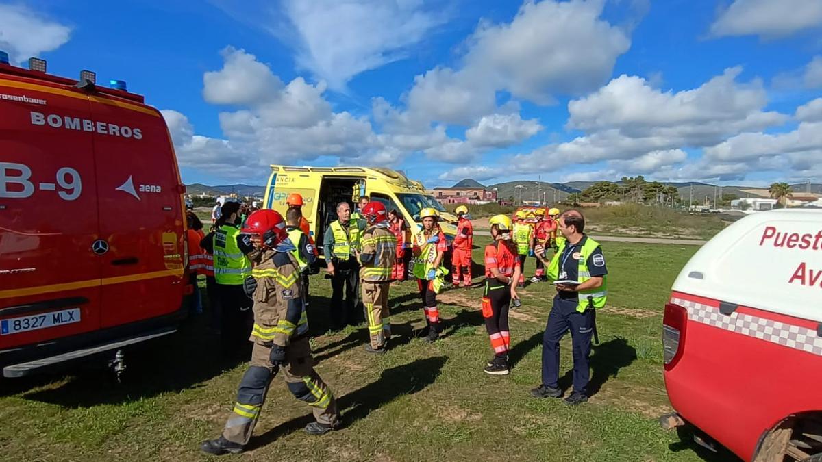 Un momento del simulacro en la pista del aeropuerto
