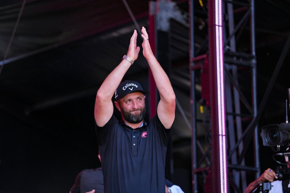 Jon Rahm saluda a los aficionados en Adelaida tras finalizar el torneo, donde acabó en la segunda plaza