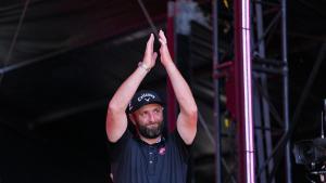 Jon Rahm saluda a los aficionados en Adelaida tras finalizar el torneo, donde acabó en la segunda plaza