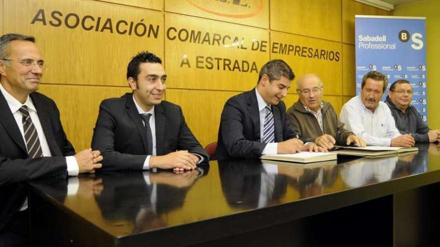 Ojea, Velasco, Mato, Pose, Torres y Garrido, ayer, presentando el convenio en la ACE. // Bernabé / Javier Lalín