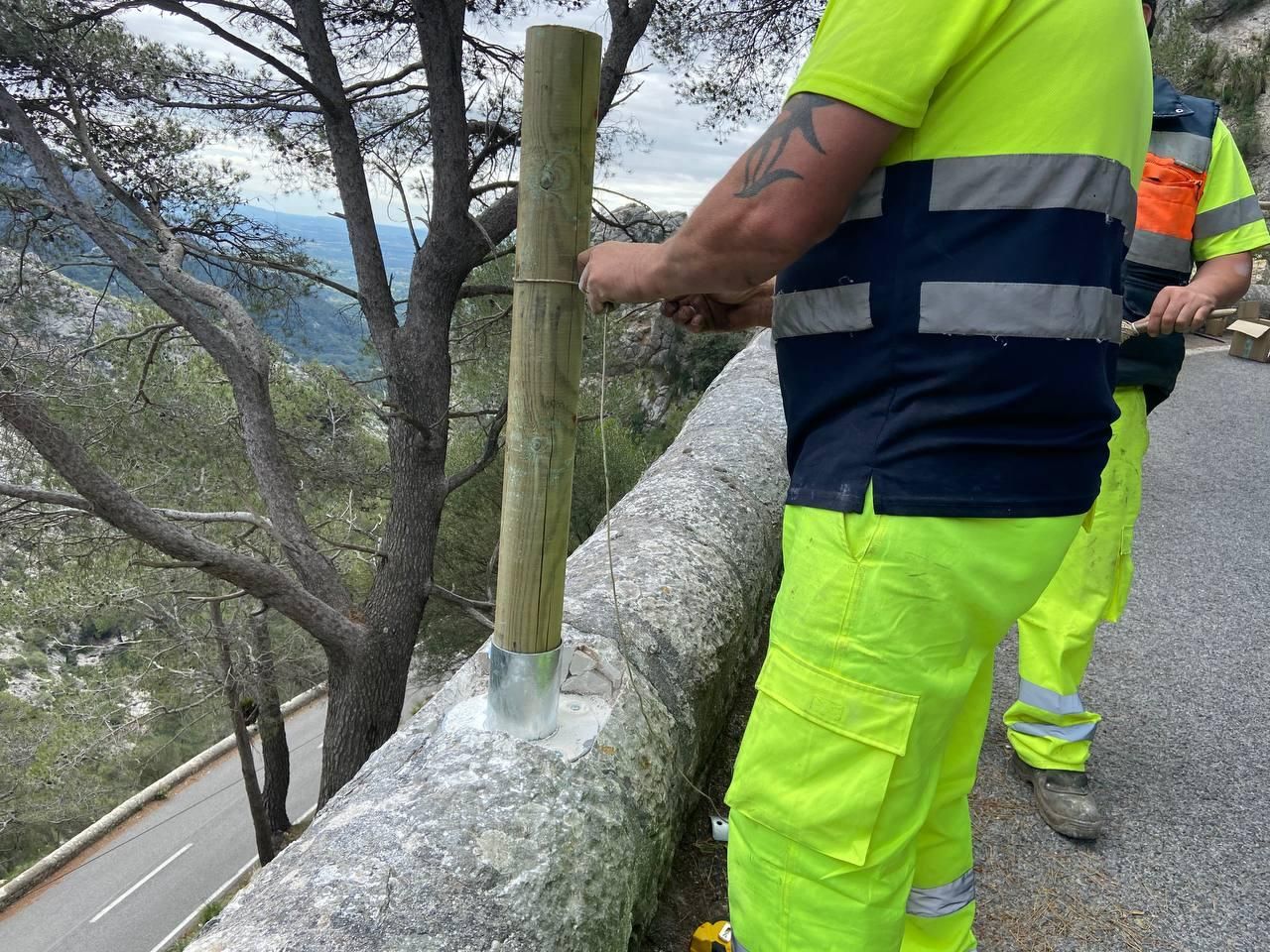 Barreras de madera en las carreteras de la Serra