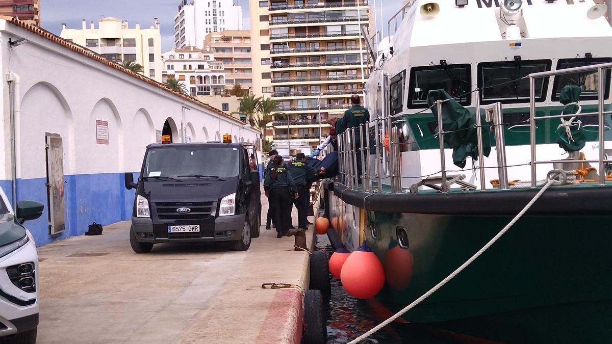 La patrullera de la Guardia Civil ha llevado el cadáver al puerto de Calp