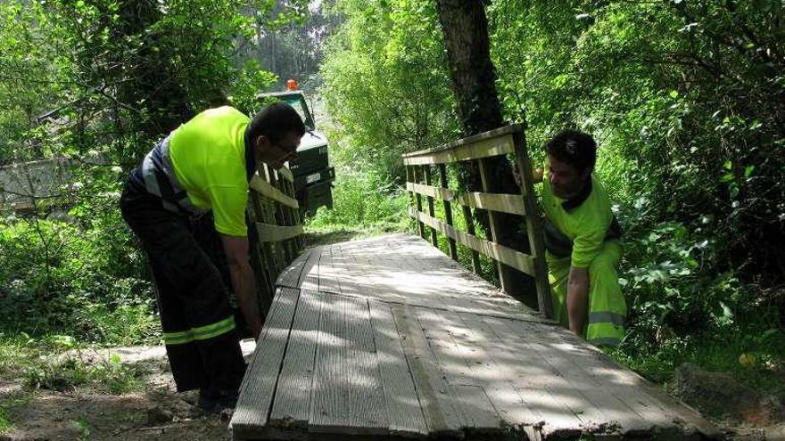 Obras de sustitución de una de las pasarelas del Muíños.