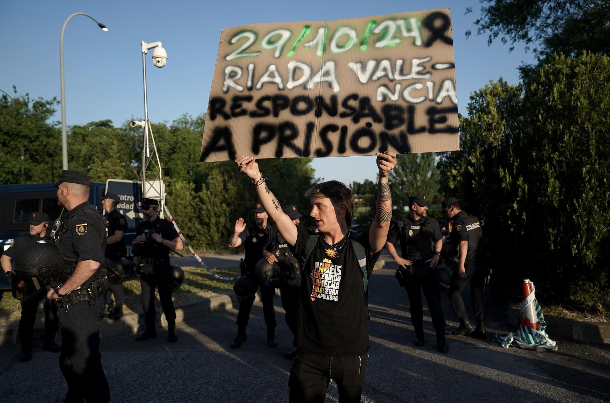 Concentración contra Pedro Sánchez en uno de los accesos al Palacio de la Moncloa.