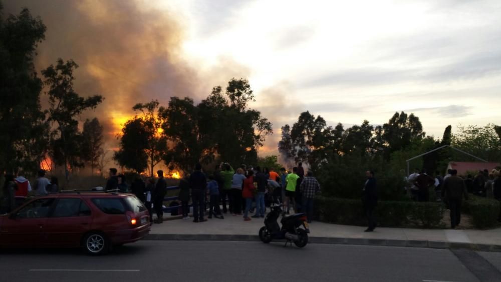 Un incendio obliga a desalojar el camping de Almenara