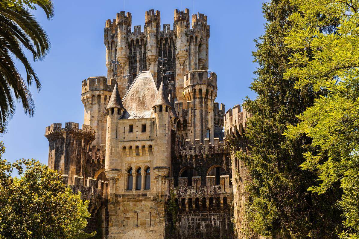 Castillo de Butrón, fortaleza neogótica de origen medieval. Gatica, Bizkaia