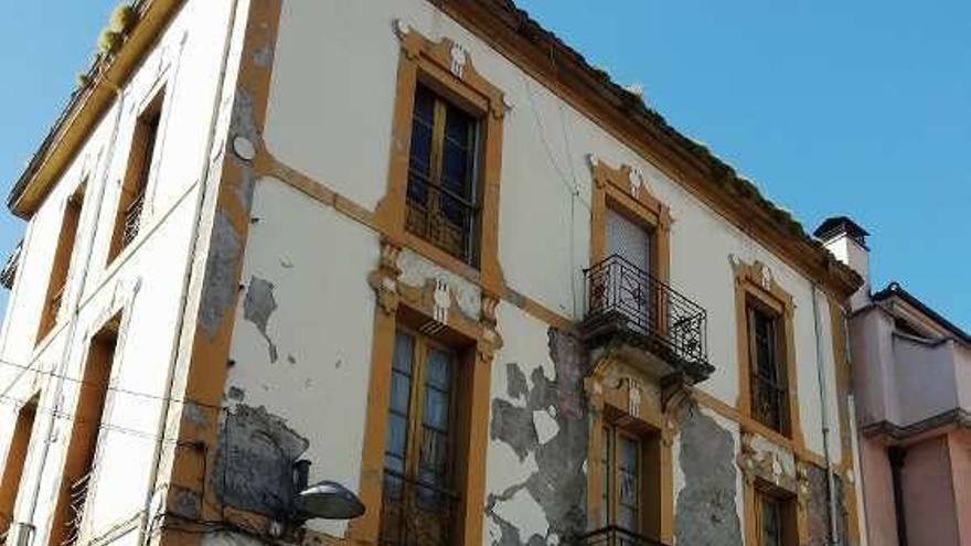 El edificio de Loló, en la plaza Fray Ceferino de Pola de Laviana.