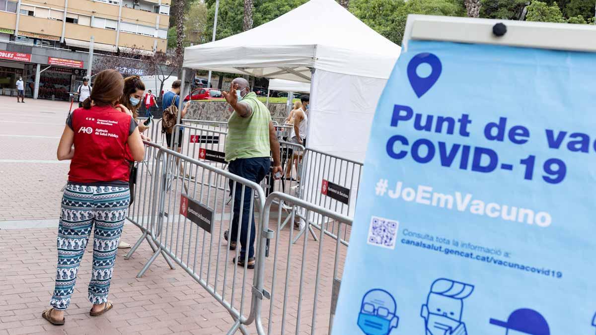 La Covid continua sense frenar a Catalunya, però les vacunes n’apaivaguen els efectes