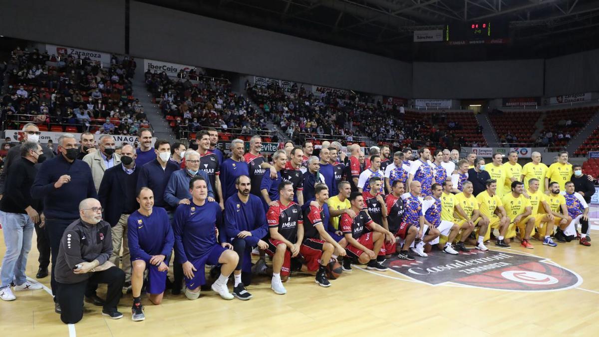 Todos los participantes en el partido solidario posan antes de comenzar.