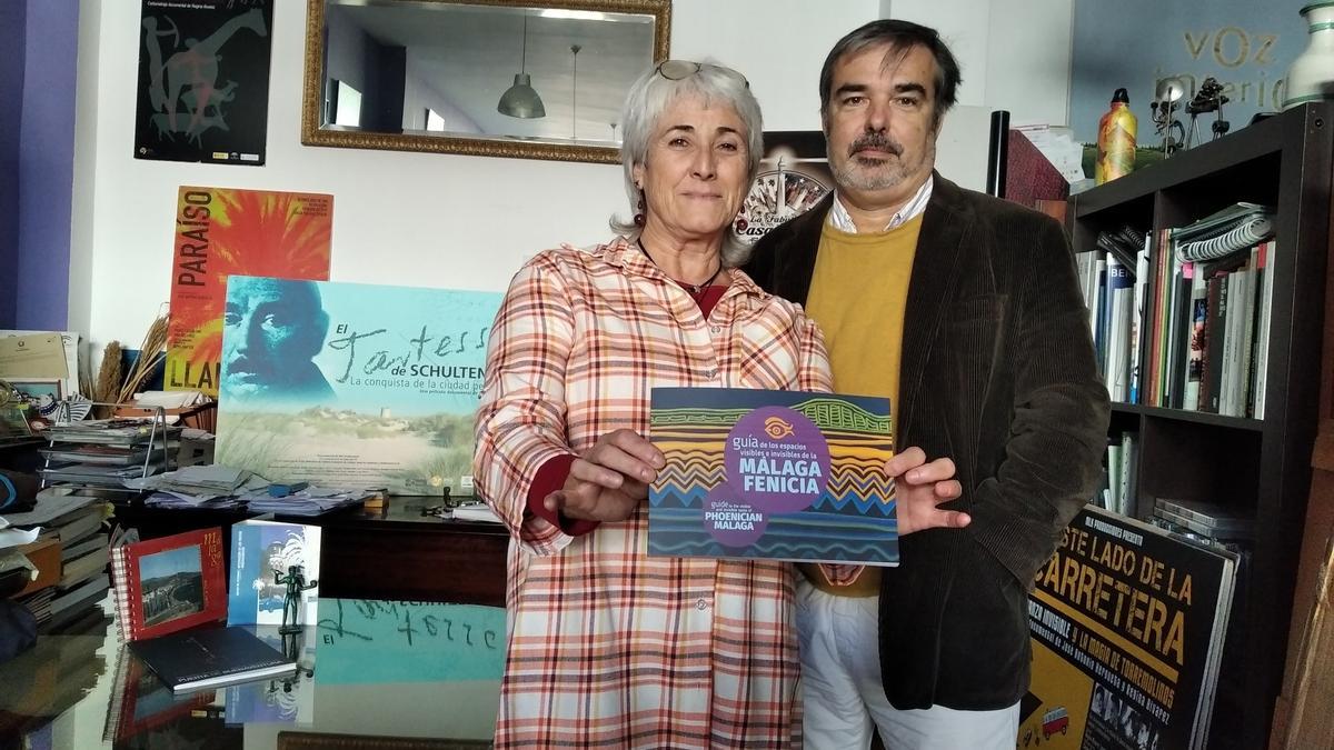 La arqueóloga Leticia Salvago y el cineasta y narrador José Antonio Hergueta, con la nueva guía.