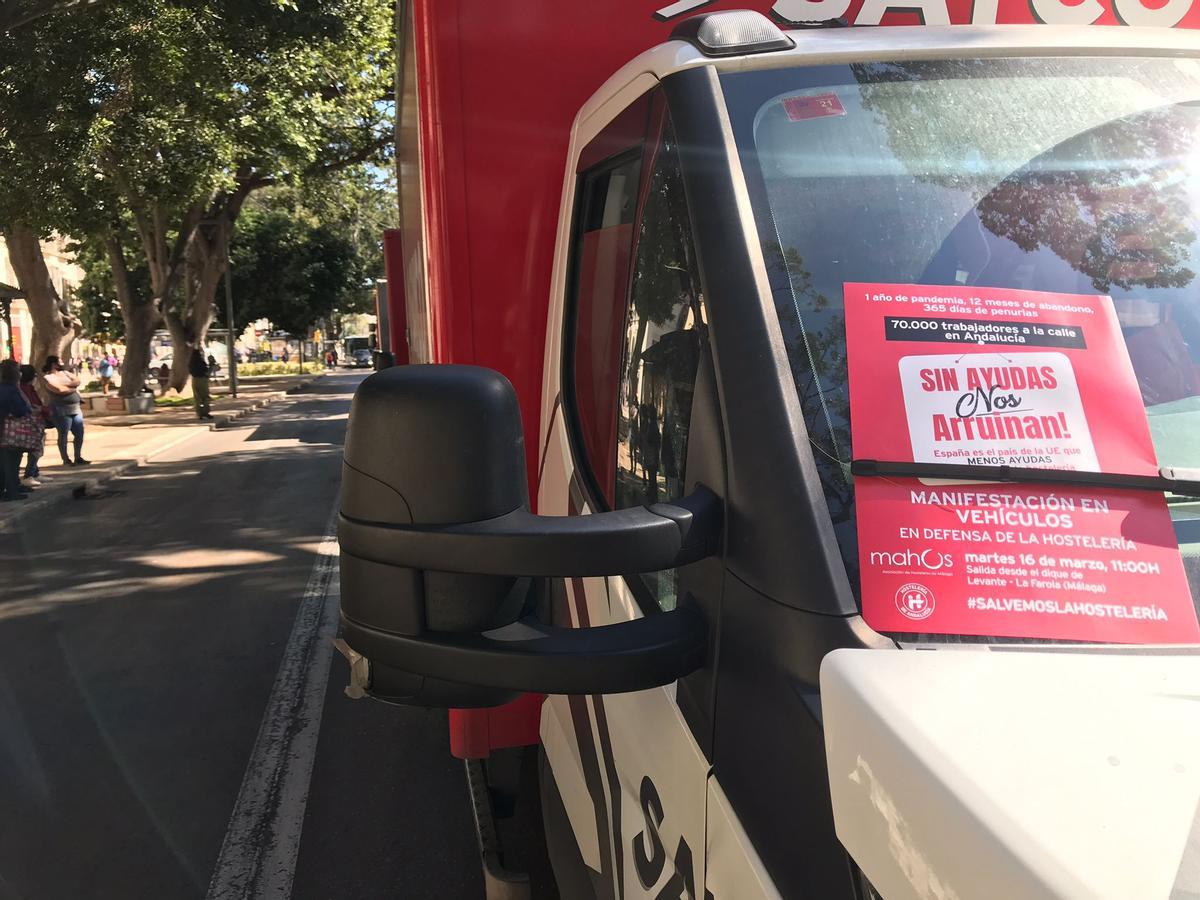 La manifestación de los hosteleros, a su paso por la Alameda Principal.