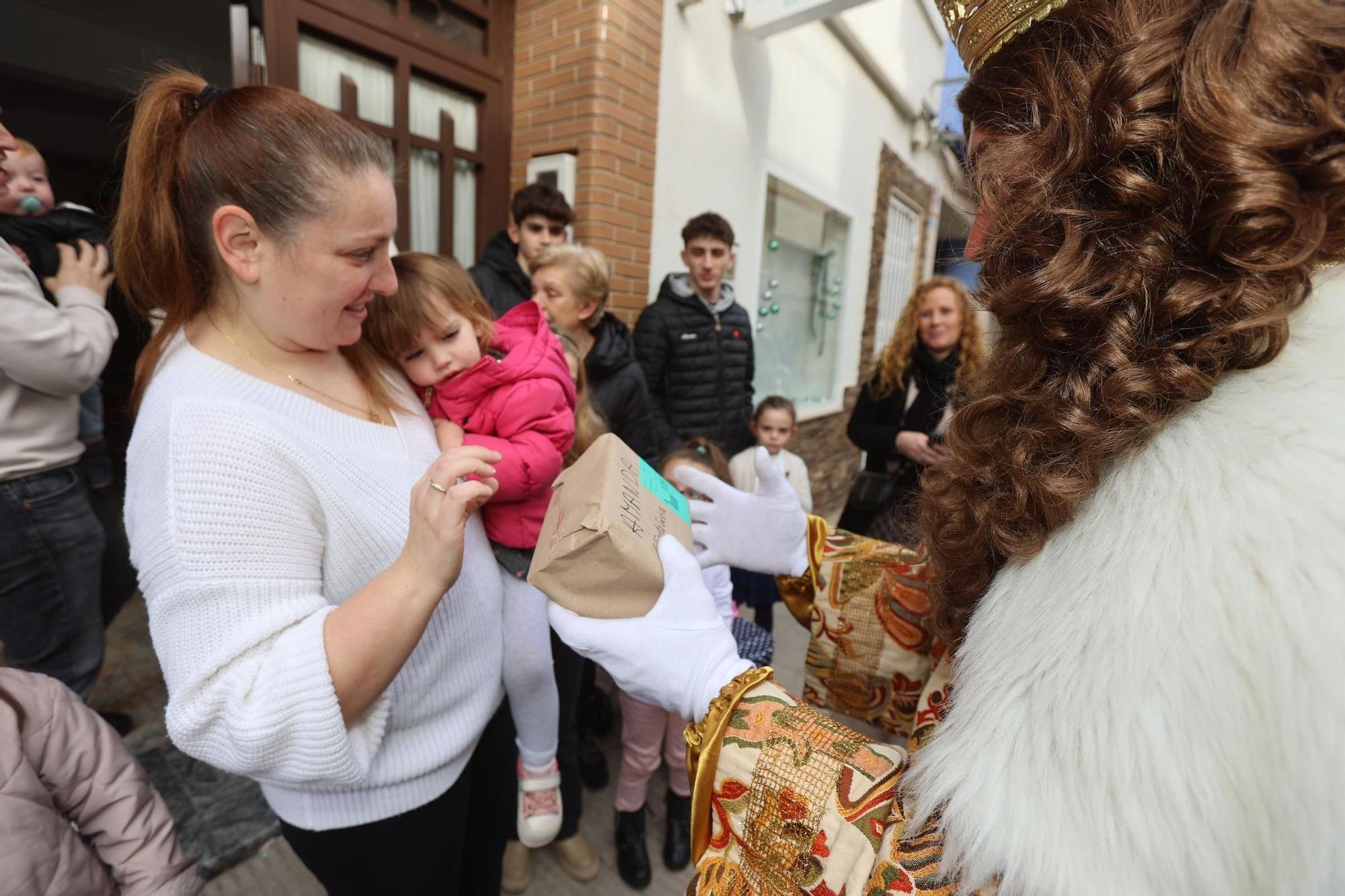 Los Reyes Magos entregan los regalos casa por casa en Vila-real