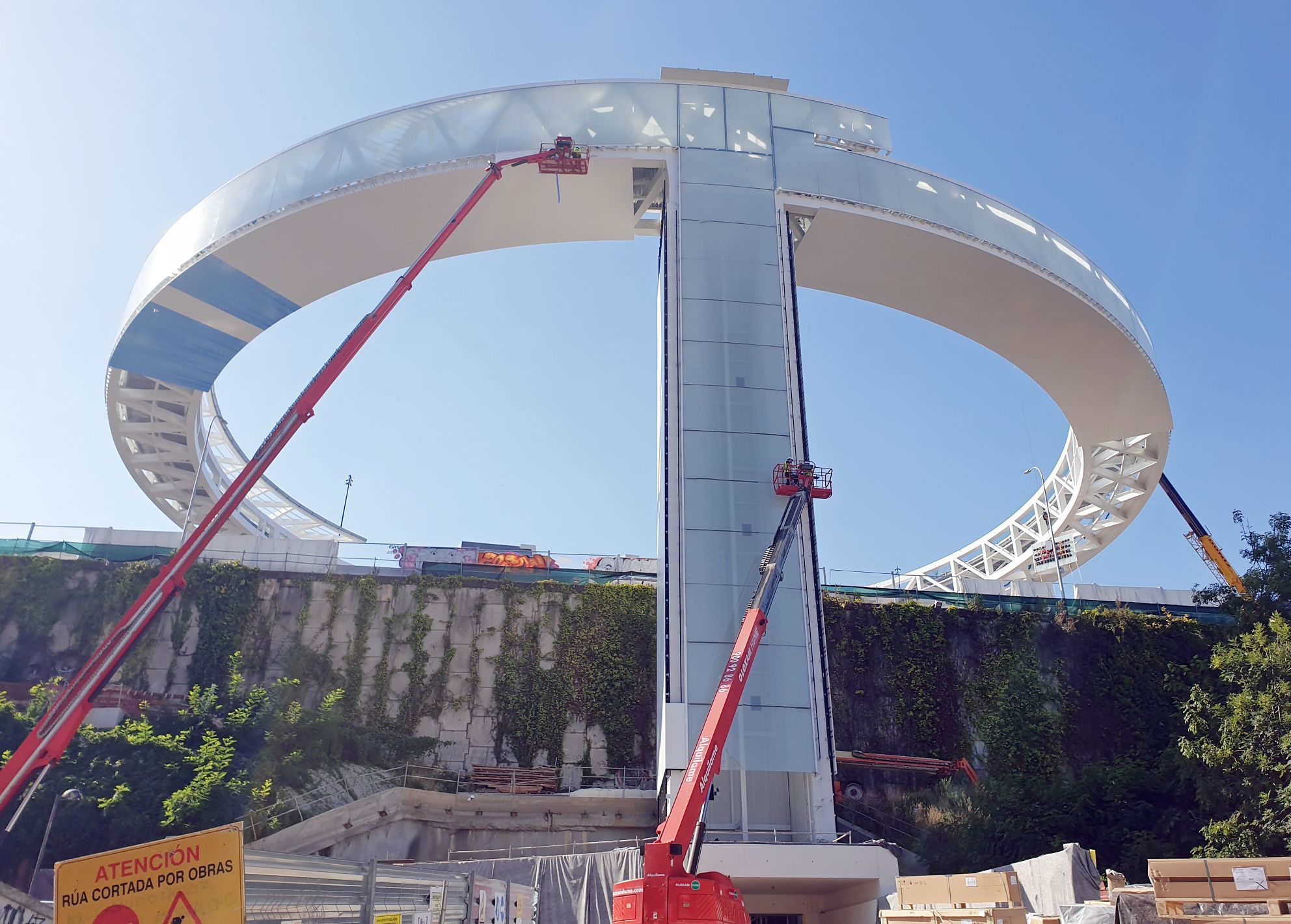 El anillo del ascensor HALO finaliza su izado y "aluniza" en la plaza de Vialia