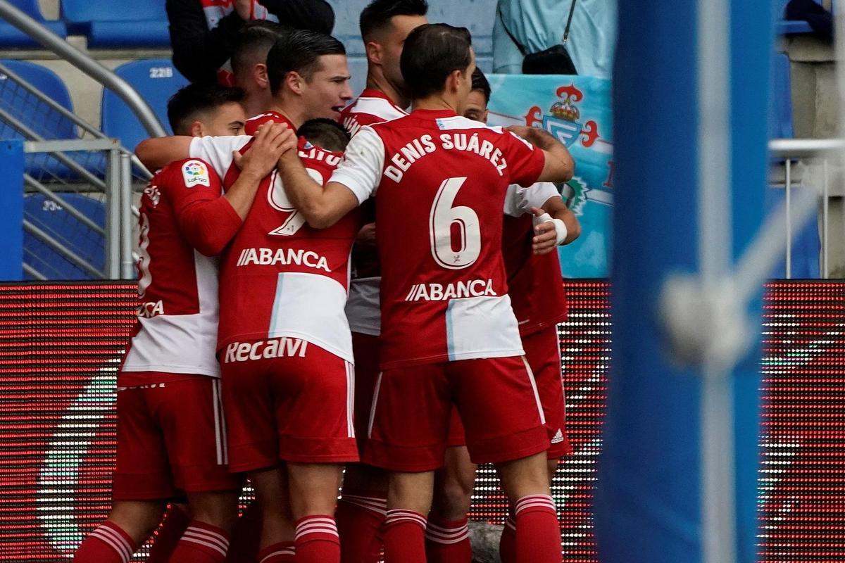 VITORIA, 27/11/2021.- Los jugadores del Celta de Vigo celebran el gol marcado por su compañero Santi Mina ante el Alavés durante el partido correspondiente a la 15 jornada de LaLiga de fútbol disputado este sábado en el estadio de Mendizorroza. EFE/L. Rico