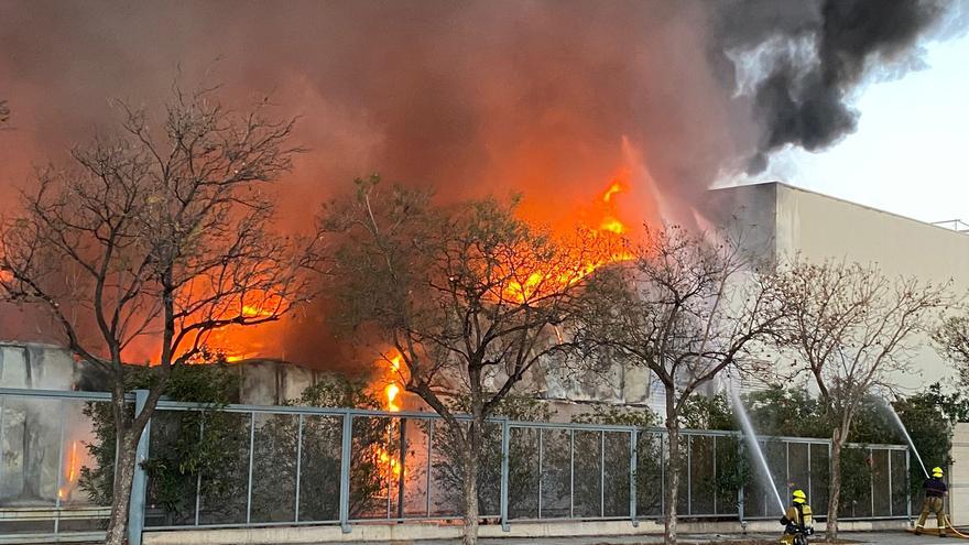 El incendio de caucho en una nave de 900 metros en el Parque Empresarial de Elche genera una densa columna de humo