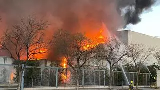 El incendio de caucho en una nave de 900 metros en el Parque Empresarial de Elche genera una densa columna de humo
