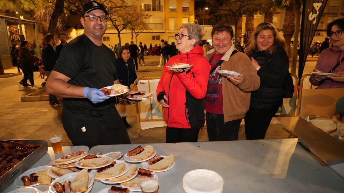 Imagen de la barbacoa popular realizada en Castelló este viernes.