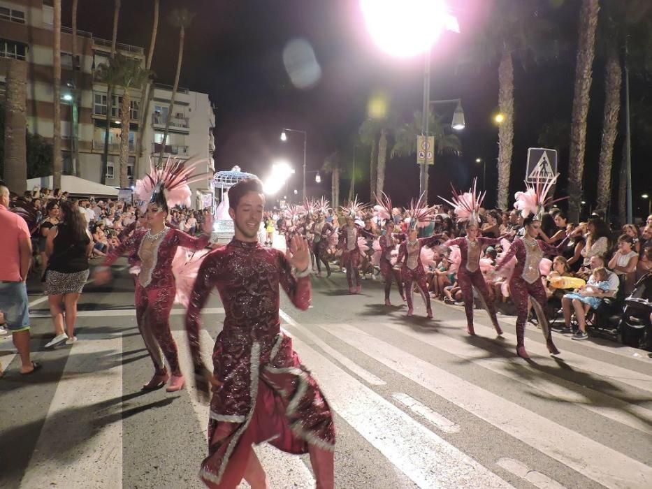 La bahía de Águilas se transforma en un gran teatro en su Carnaval de verano