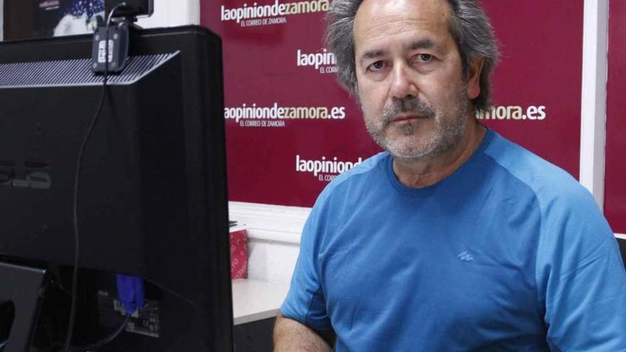 Francisco Guarido frente al ordenador.