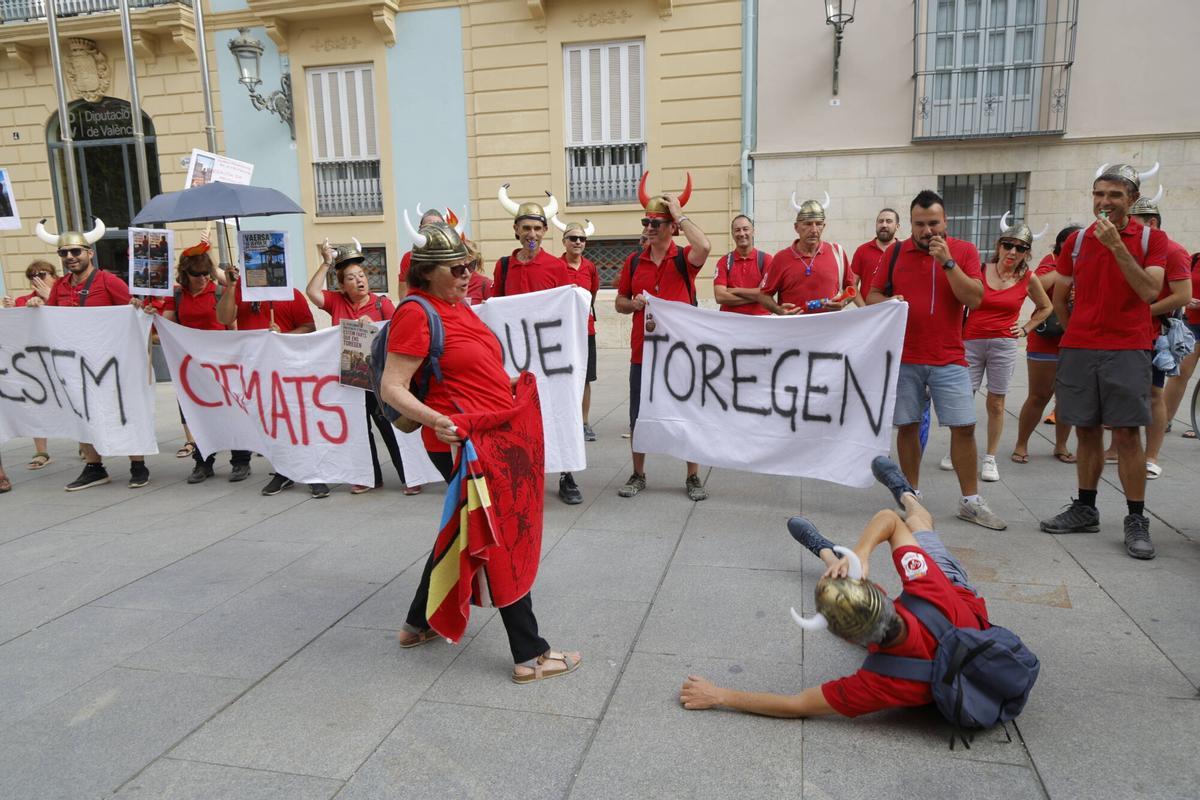Valencia. Palau de la Generalitat Protesta, manifestación de brigadas forestales por las condiciones laborales y las irregularidades en el proceso de selección de personal para el verano VLC