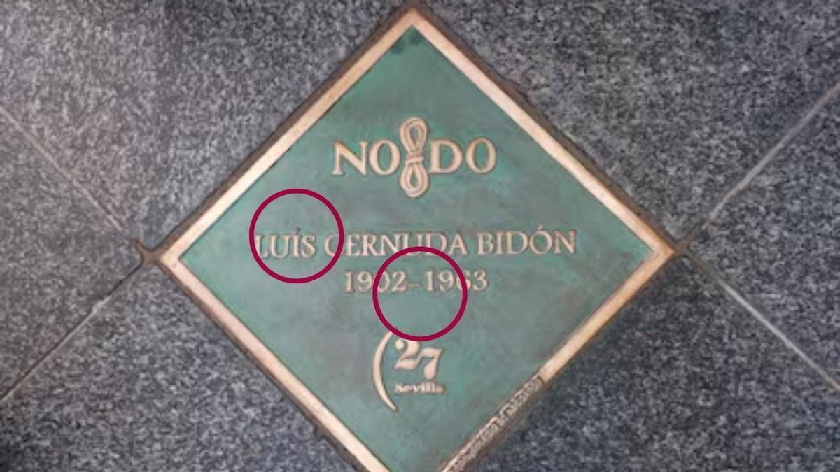 Imagen de la placa en homenaje a Luis Cernuda en el Paseo de los Poetas de la Generación del 27