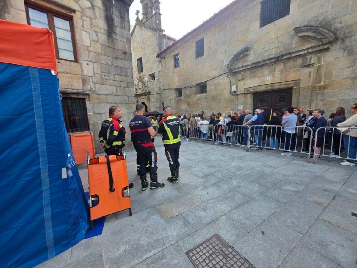 Fieles esperando para acceder a la iglesia, a las nueve y media de la mañana.