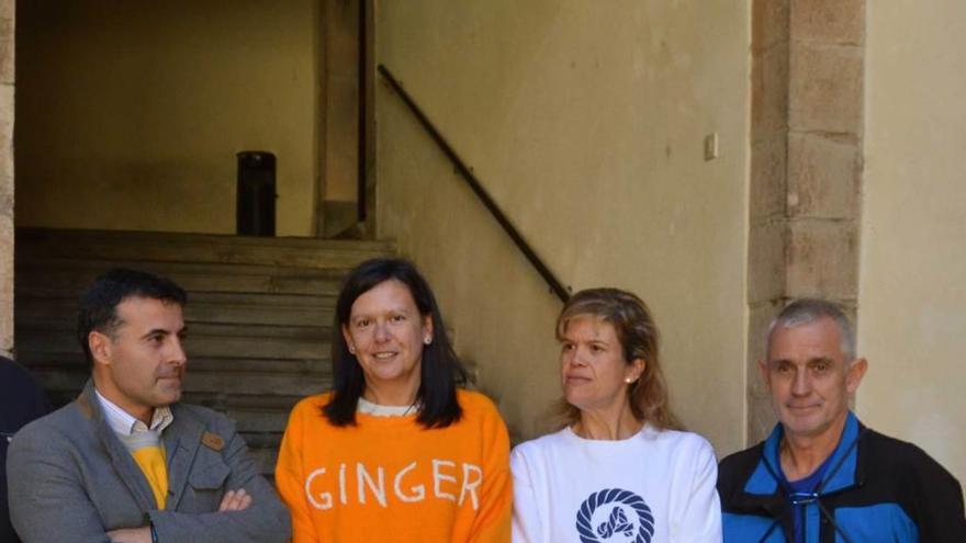 La diputada Susana López y Rocío Menéndez, entre José Luis Fontaniella y José Manuel Menéndez, ayer, en Cangas del Narcea.