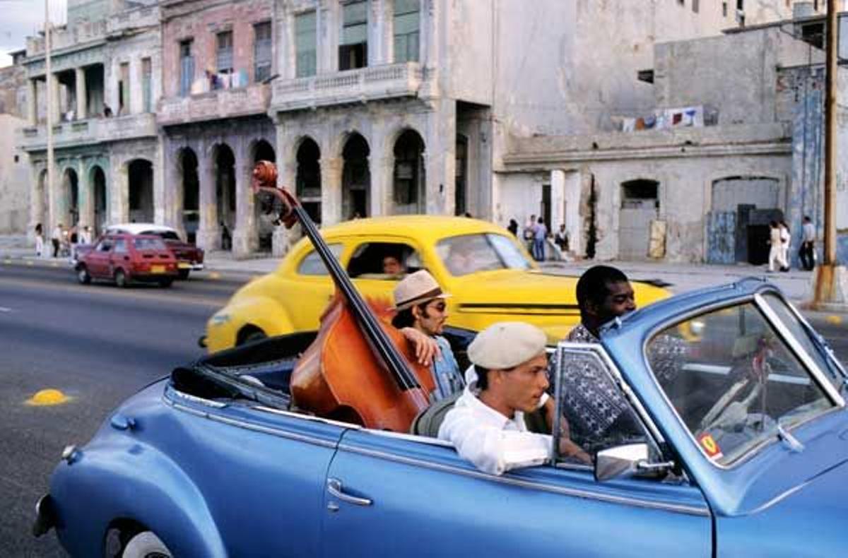 La Habana es un universo de silencios imposibles, una animosa ciudad donde prolifera la música popular en sus calles y en sus locales más representativos.