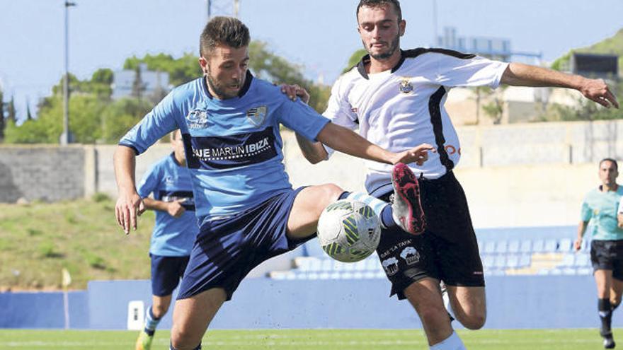 El futbolista del Ciudad de Ibiza, Jordi Serra, pugna por el balón con un jugador del Rotlet Molinar en el partido de ayer jugado en Can Misses (0-0).