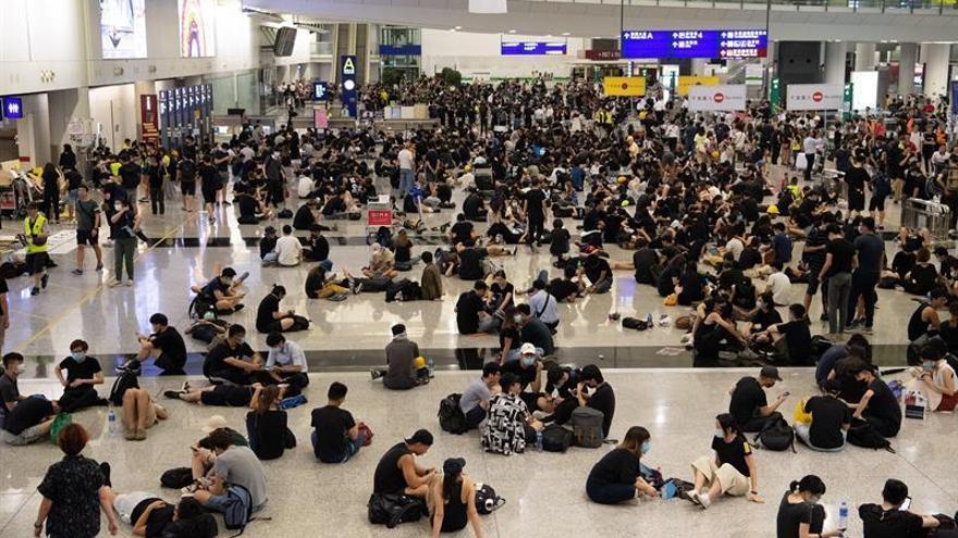 El aeropuerto de Hong Kong cancela todos los vuelos por la multitudinaria protesta