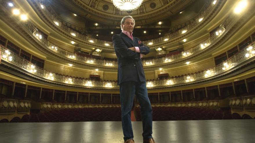 Arturo Fernández, en el escenario del teatro Campoamor.