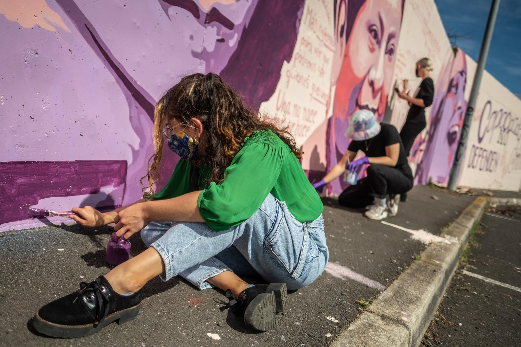 Jóvenes pintan un mural en La Laguna que fue vetado en Madrid