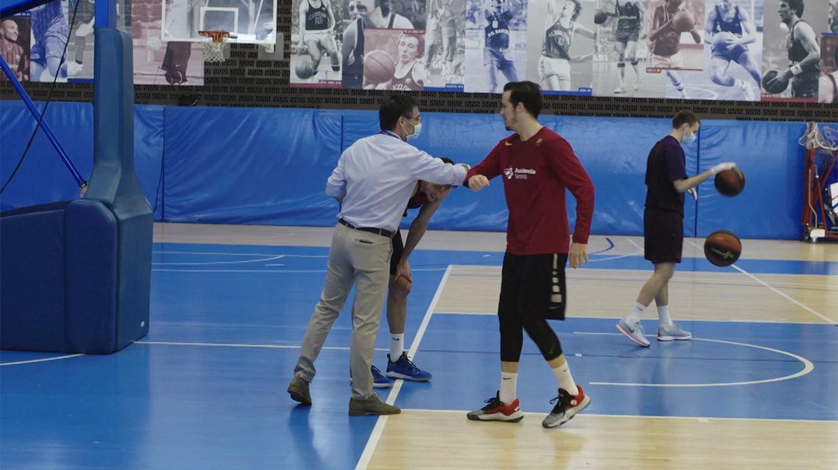 Josep Maria Bartomeu visita la plantilla del Barça de baloncesto