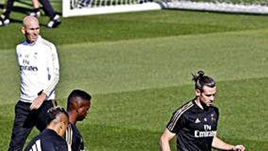 Bale, con el cuero en un rondo cerca de Zidane.