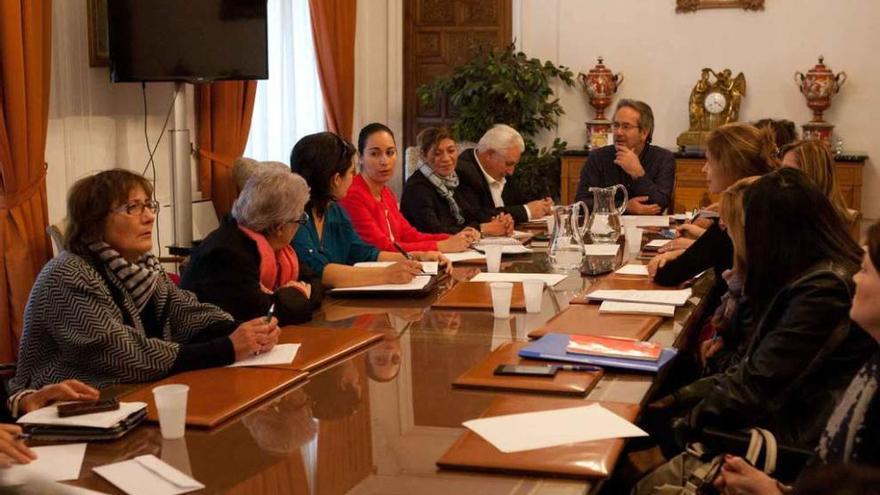 Los representantes del Consejo de la Mujer durante la reunión de ayer.