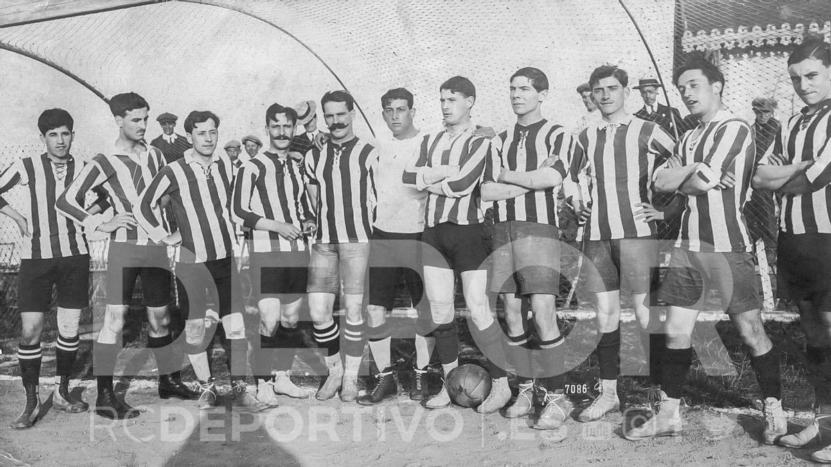 La alineación con la que el Real Club Deportivo conquistó la Copa España de 1912 al derrotar (4-3) al Vigo en la final disputada en el Parque de Riazor. De izquierda a derecha: Francisco Macho, Rosendo Silva, Ramón Portela, Manuel Álvarez, Joaquín Yarza, José de Llano, Virgilio Rodríguez Rincón, Manuel Barreiro ‘Guasón’, Jorge Parra, Manuel Fernández y Antonio Catoira.