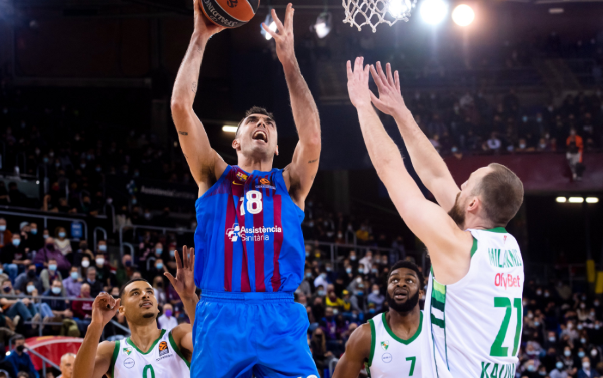 Oriola lanza a canasta en una acción del partido del Zalgiris Oriola lanza a canasta en una acción del partido del Zalgiris