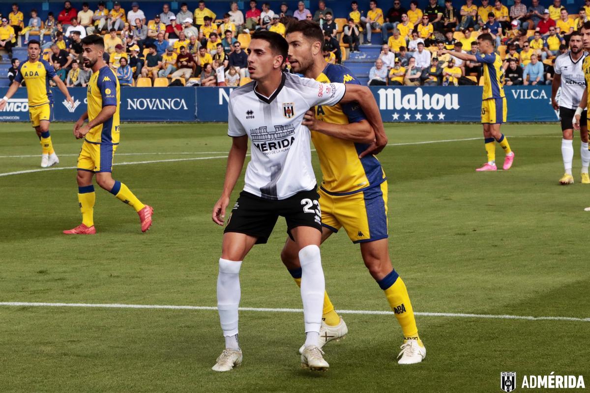 Busi intenta ganar la posición a un jugador del Alcorcón.