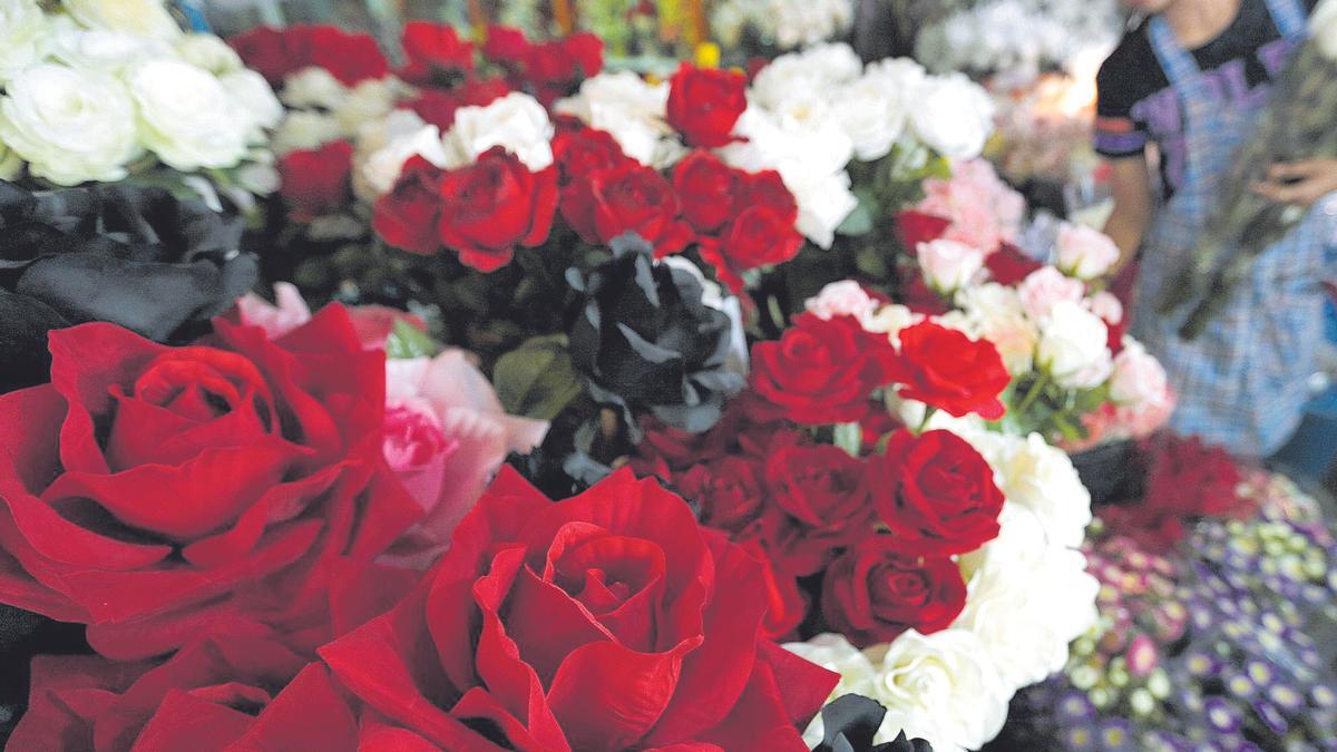 Algunos de los regalos más comunes el Día de los Enamorados son las flores y las joyas.