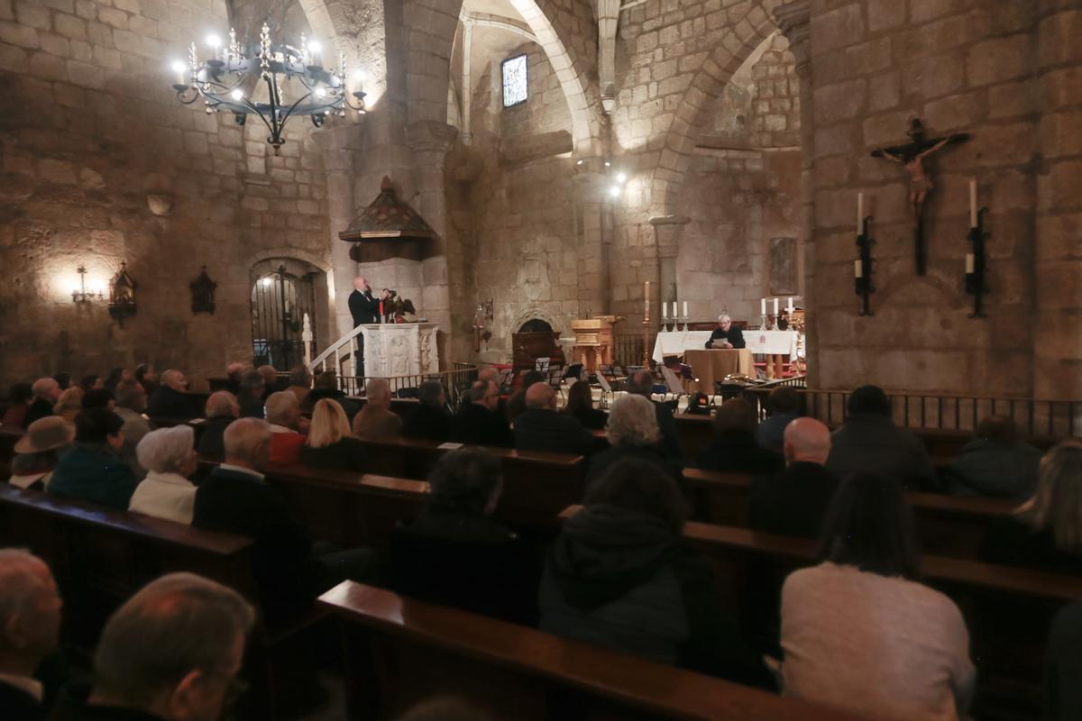 Asistentes a la eucaristía, ayer en Mérida.