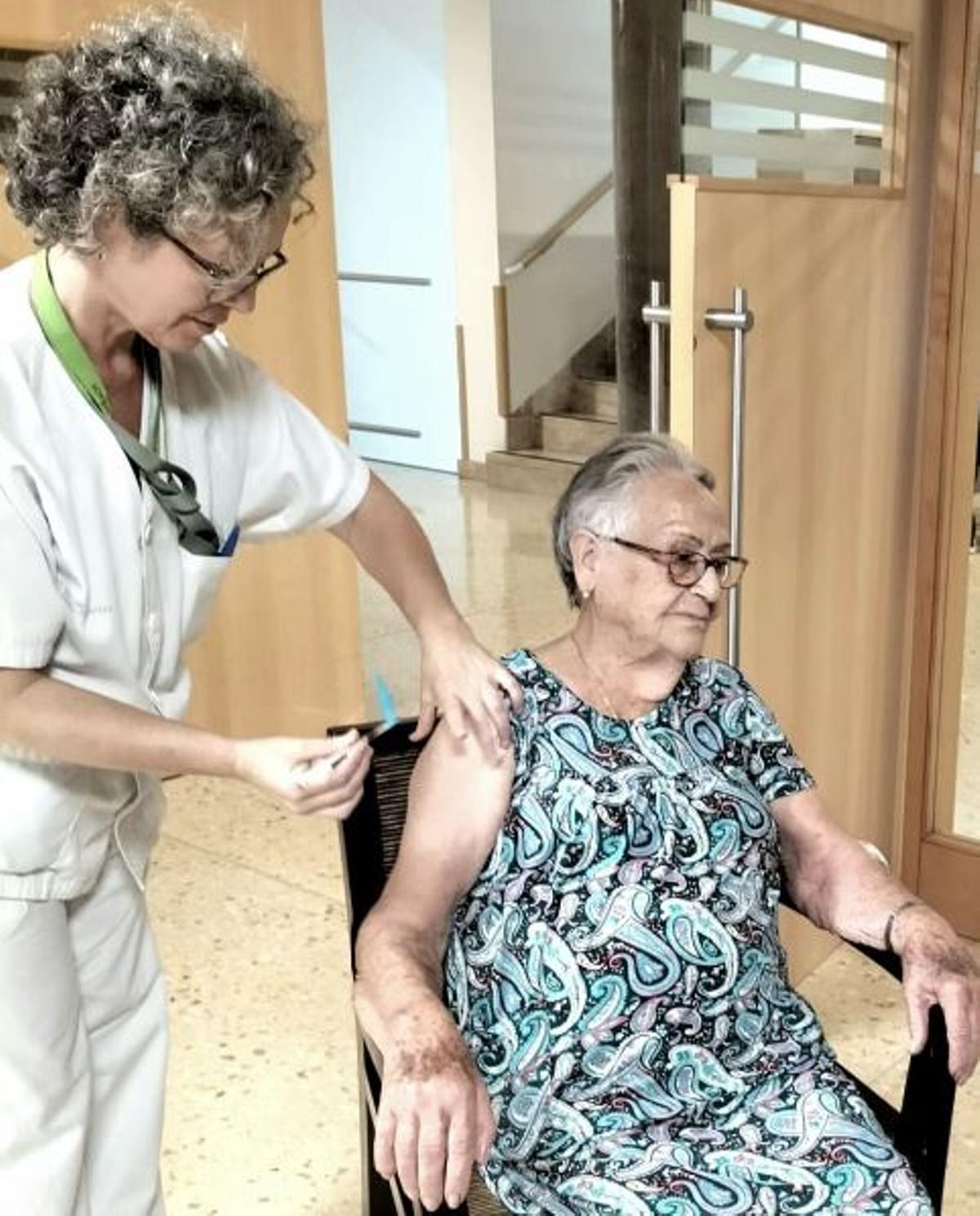 Francisca Riera Cardona, de Sa Residencia Colisée recibe la vacuna.