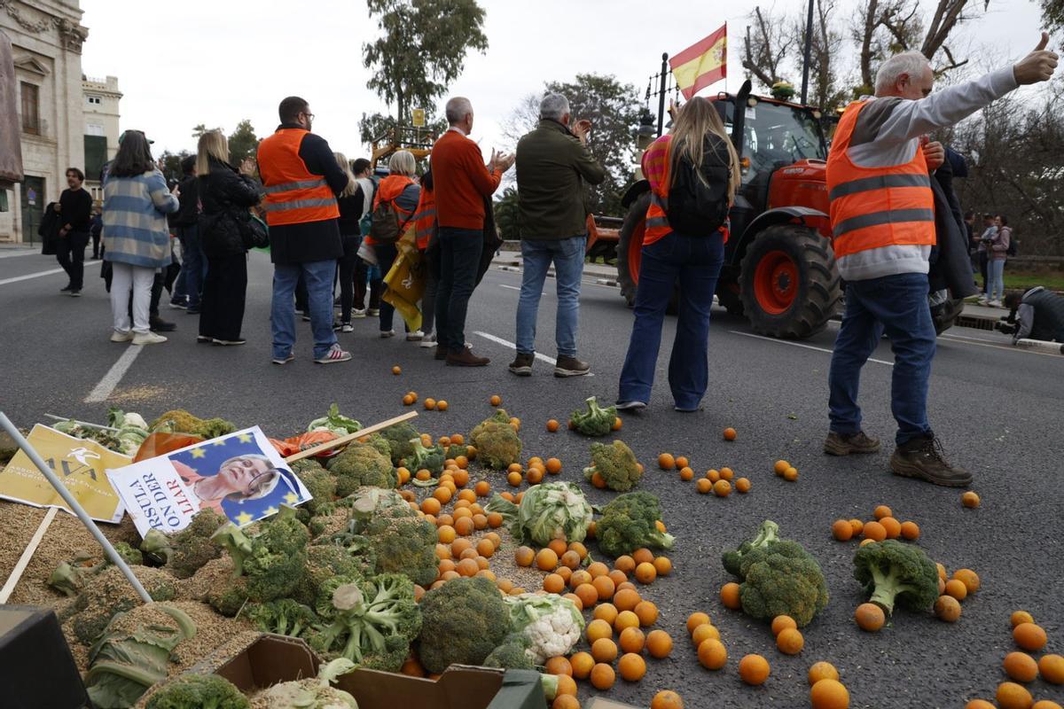 Colapso en las calles de València en el inicio de la tractorada por el acuerdo de la UE y el Mercosur