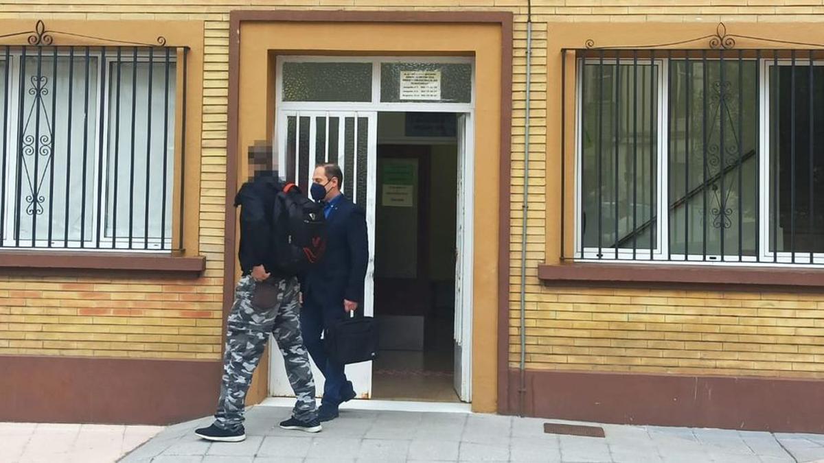 El hijo de la fallecida abandona las dependencias judiciales con su abogado.