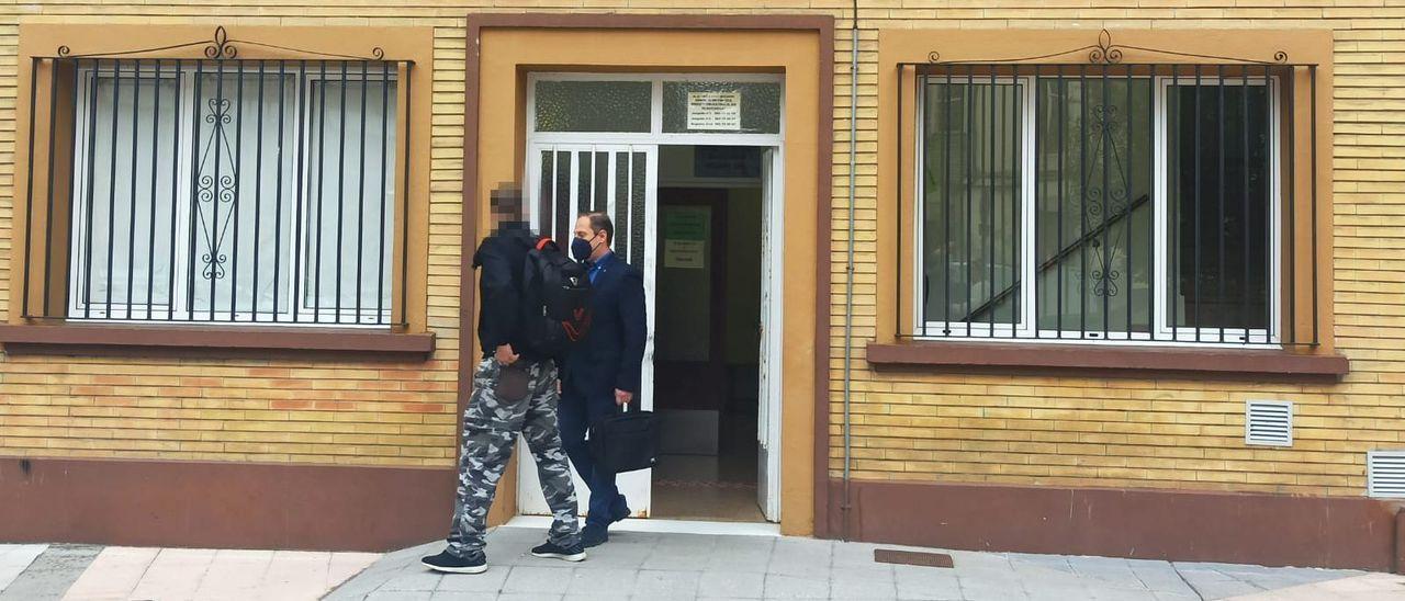 El hijo de la fallecida abandona las dependencias judiciales con su abogado.